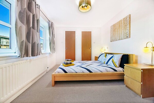 3 bedrooms, desk, iron/ironing board, travel cot