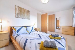 3 quartos, escrivaninha, ferros/tábuas de passar roupa, berço de viagem