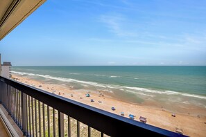 In Strandnähe, Liegestühle, Strandtücher