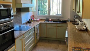 A kitchen with a microwave, oven, sink, and cabinets. - Rental Villa, 200m², 6 bedrooms, sleeps up to 12, swimming pool, Montauroux (Montauroux)