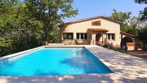 A house with a swimming pool, surrounded by trees. - Rental Villa, 200m², 6 bedrooms, sleeps up to 12, swimming pool, Montauroux (Montauroux)