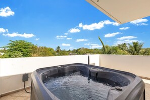 Outdoor spa tub