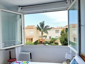 Estudio familiar, 1 cama de matrimonio con sofá cama, baño privado | Edredones de plumas, decoración individual, mobiliario individual