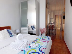 Estudio familiar, 1 cama de matrimonio con sofá cama, baño privado | Edredones de plumas, decoración individual, mobiliario individual