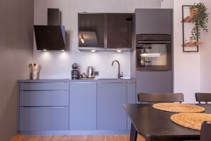 Geladeira, micro-ondas, cooktop, lava-louças