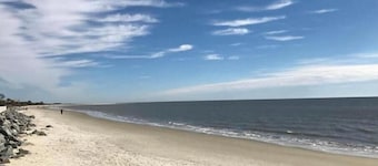 ♥ of SSI Bungalow 2, Quick walk to beach and food ☼