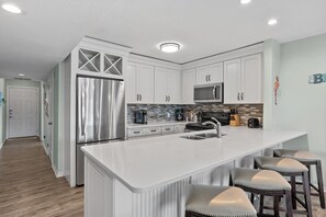 冷蔵庫、電子レンジ、オーブン、コンロ