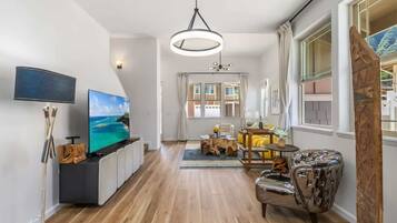 House (4 Bedrooms) | Living area