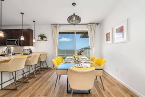 Nhà (4 Bedrooms) | Khu vực ăn uống tại phòng