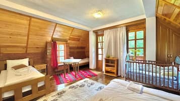 Classic Quadruple Room | Iron/ironing board, free WiFi