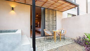 Superior Room, 2 Queen Beds, Hot Tub | Living area