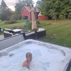 Outdoor spa tub