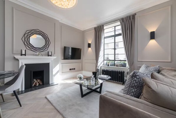 Télévision, cheminée