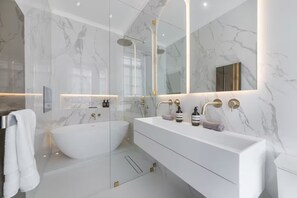 Shower, hair dryer, towels
