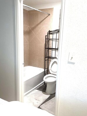 Een haardroger, handdoeken, zeep, toiletpapier