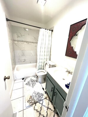 Secador de cabelo, toalhas de banho, sabonete, papel higiênico
