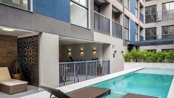 Una piscina al aire libre