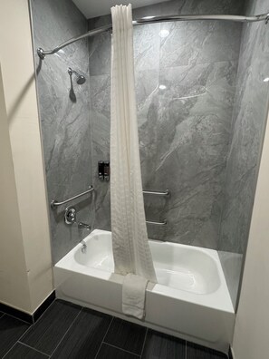 Articles de toilette de luxe, serviettes fournies, savon, shampoing