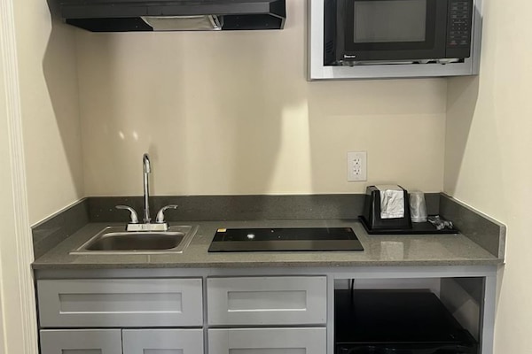 Elite Single Room, Kitchenette | Private kitchenette | Fridge, microwave