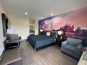 Habitación romántica | Ropa de cama de alta calidad y escritorio 