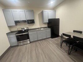 Quarto casal, cozinha americana | Cozinha privada | Geladeira, micro-ondas