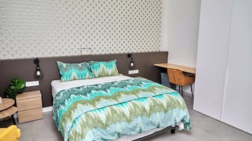 Habitación doble, vistas parciales al mar | Espacio para trabajar con un portátil y wifi gratis