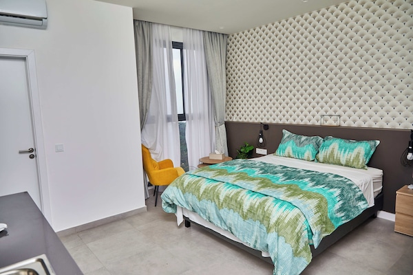 Dobbeltrom, delvis sjøutsikt | Skrivebord for bærbar PC og wi-fi (inkludert)