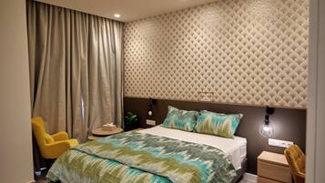 Habitación doble, vistas parciales al mar | Espacio para trabajar con un portátil y wifi gratis