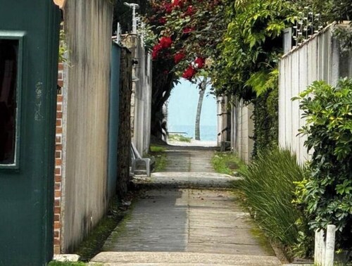 Spacious 14person retreat w Private Beach Access