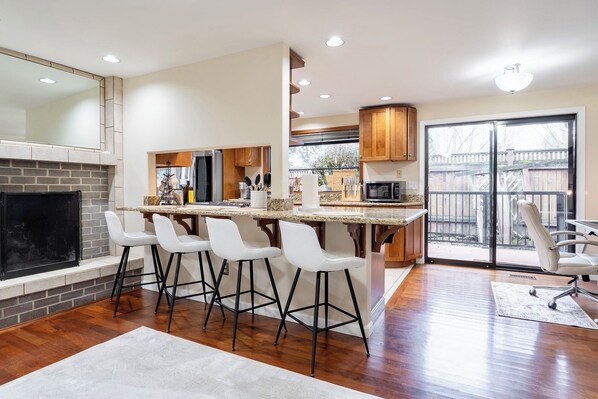 Réfrigérateur, micro-ondes, four, plaque de cuisson