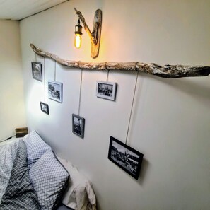 2 soverom, skrivebord, strykejern/-brett og wi-fi (inkludert)