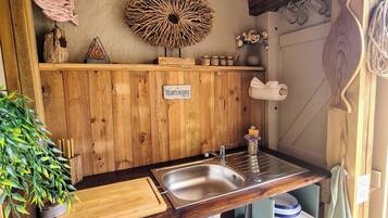 Frigorifero, microonde, piano cottura, macchina per tè/caffè