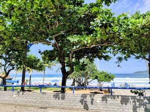 Plage, sable blanc, parasols, 10 bars de plage