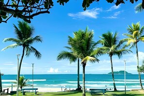 Căn hộ | Bãi biển | Trên bãi biển, cát trắng, dù trên bãi biển, 10 quán bar trên bãi biển 