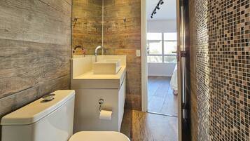 Apartment | Bathroom | Towels, toilet paper