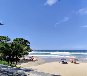Plage, sable blanc, parasols, 10 bars de plage