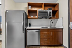 Espacio para trabajar con laptop y tabla de planchar con plancha 
