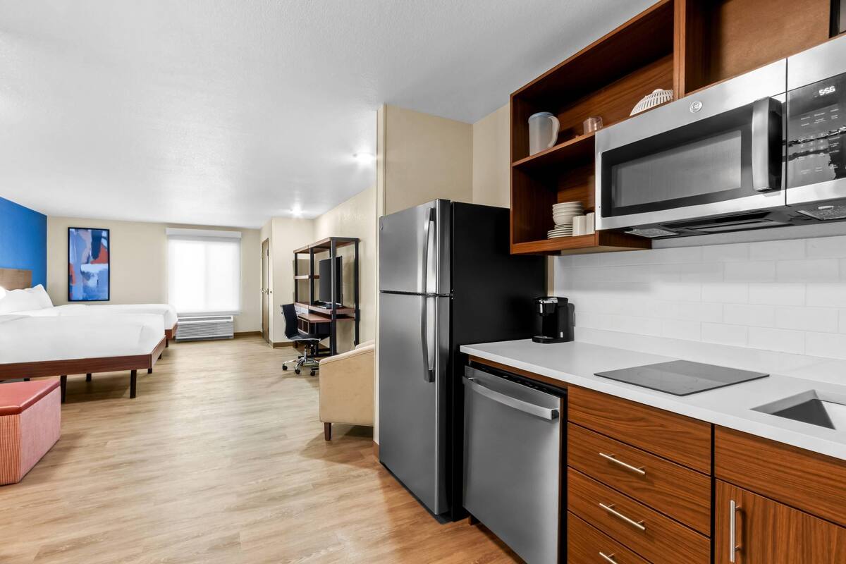 Suite, 2 queensize bedden, niet-roken | Een bureau, een laptopwerkplek, een strijkplank/strijkijzer