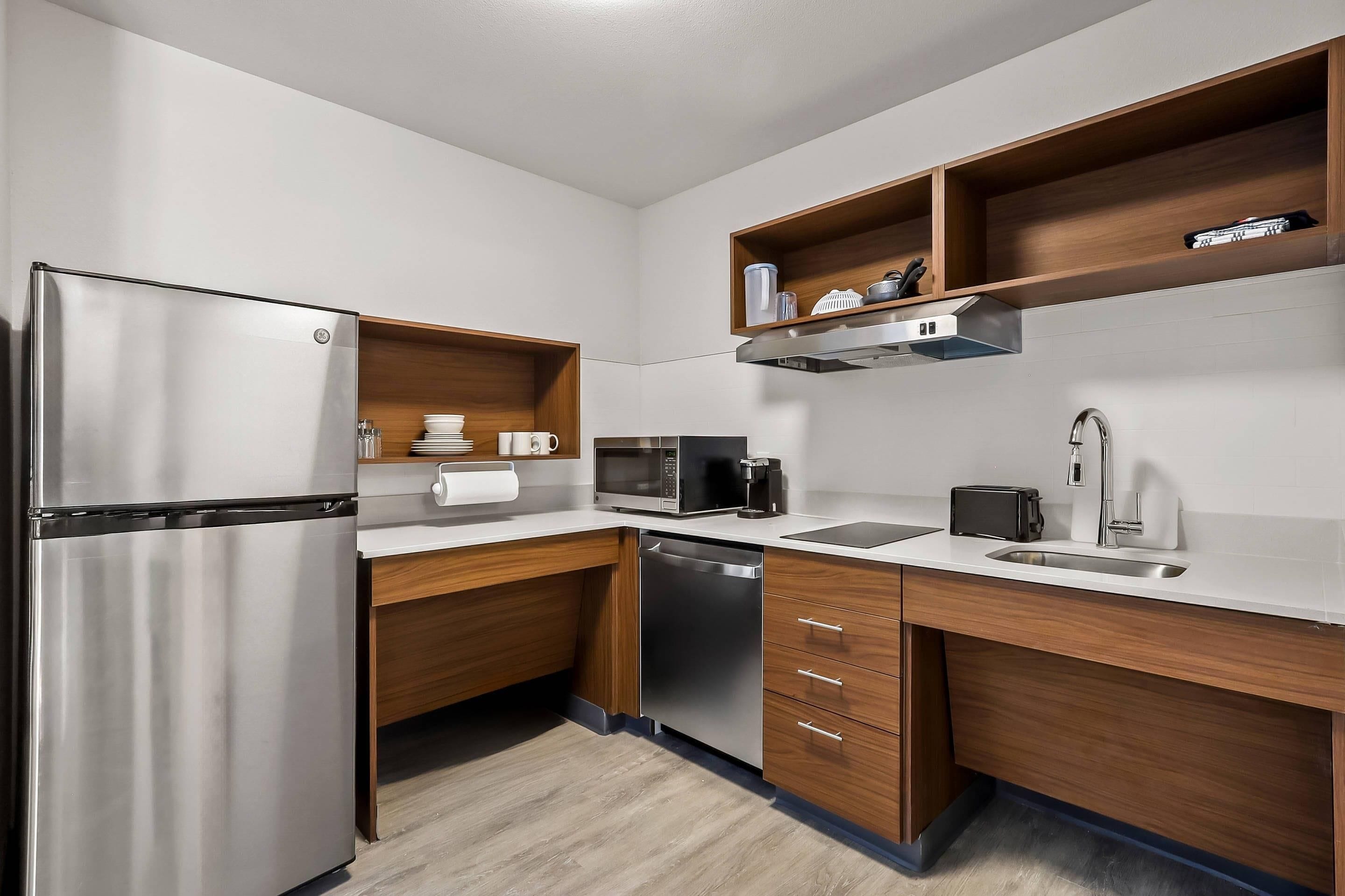 Coffee/tea maker, full-size fridge, microwave, stovetop