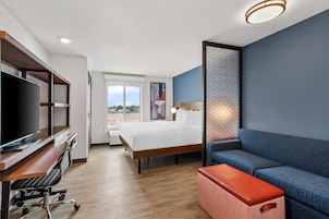 Escrivaninha, espaço de trabalho para notebook, cortinas blackout