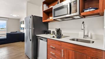 Full-size fridge, microwave, stovetop, dishwasher