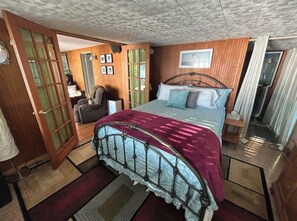 3 bedrooms, iron/ironing board, travel crib, free WiFi