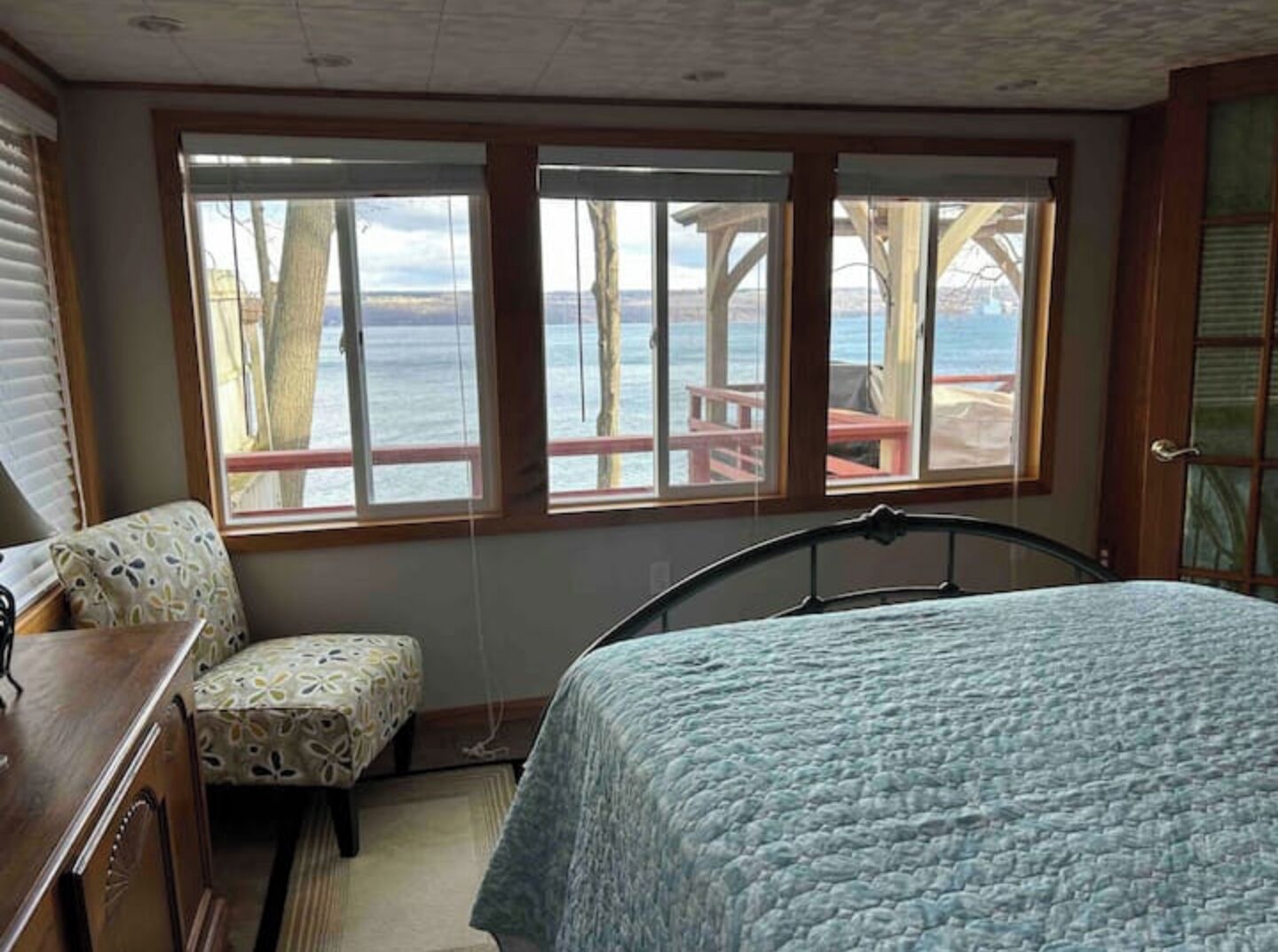 3 habitaciones, tabla de planchar con plancha y cuna de viaje 