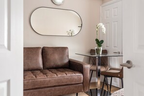 Living area - Urban Vibes, Modern 2BR Flat in Prime London Spot (London)