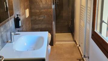 Dusche, Haartrockner, Bidet, HandtĂŒcher