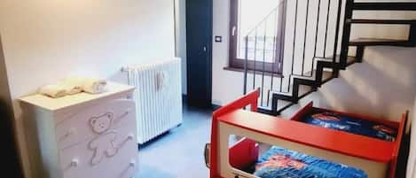 3 habitaciones, tabla de planchar con plancha, cuna de viaje y wifi