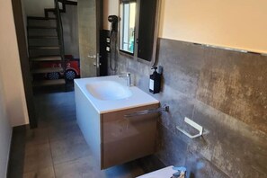 Chuveiro, secador de cabelo, bidê, toalhas de banho