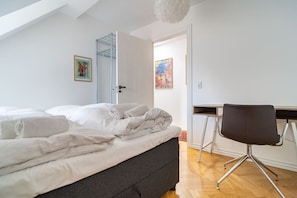 3 Schlafzimmer, Schreibtisch, Bügeleisen/Bügelbrett, Reisekinderbett