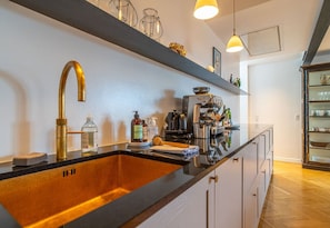 Wasserkocher mit Kaffee-/Teezubehör, Kühlschrank, Mikrowelle, Ofen