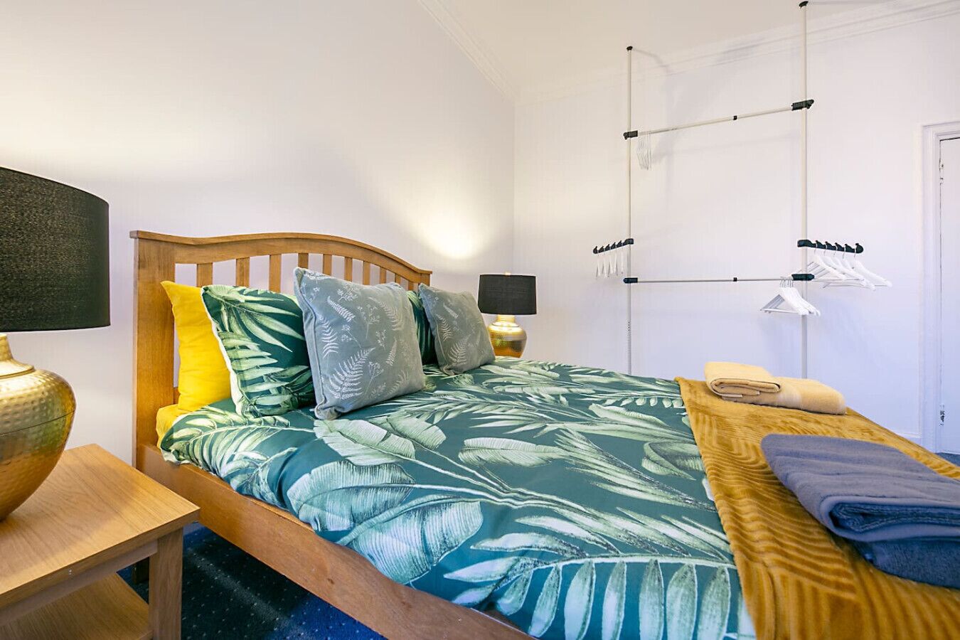 3 slaapkamers, een bureau, een strijkplank/strijkijzer, reisbedje
